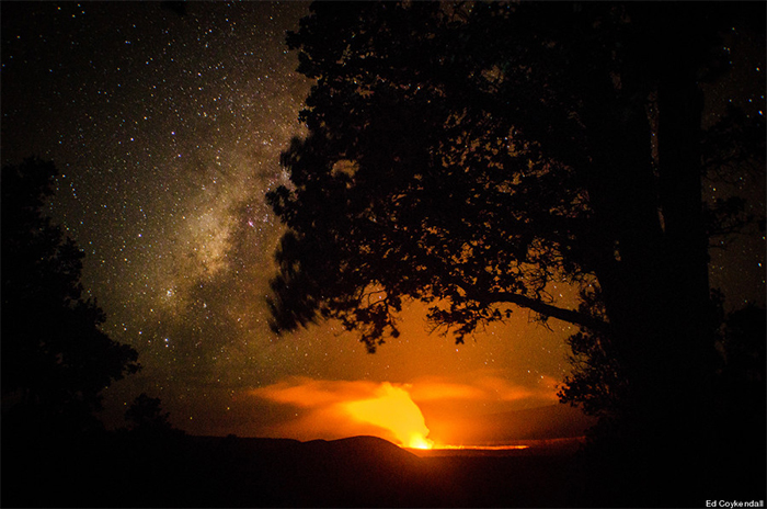  夜の火山 